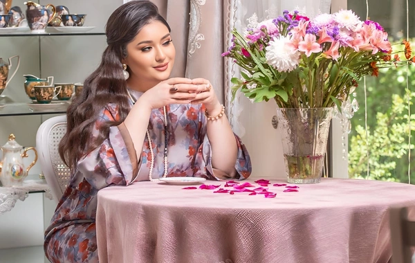 Nərmin Kərimbəyovanın qohumu Brilliant Dadaşova ilə 23 il əvvəlki görüntüsü