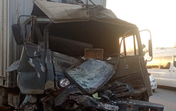 Sürücü sükanda yuxuladı - KamAZ marşrut avtobusuna çırpıldı