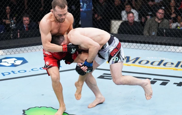 Pyotr Yan Dvalişvilini məğlub edərək çempionluq kəmərini geri qaytardı