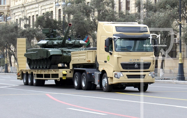 В Баку прошел марш военнослужащих в честь Дня Победы