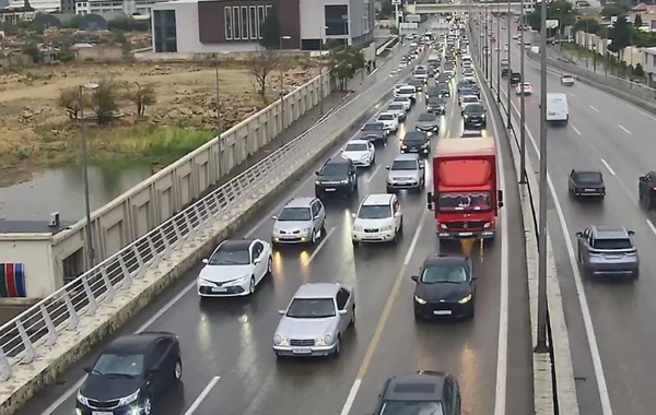 Bakıda yağışlı havada tıxac olan yollar açıqlanıb