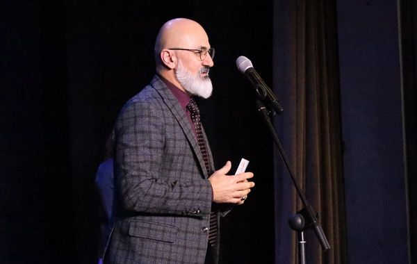 Şuşa Dövlət Musiqili Dram Teatrında inkluziv bir qizin mono tamaşası