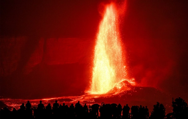 Tourist fell from a cliff and miraculously survived while trying to film a volcano eruption in Hawaii