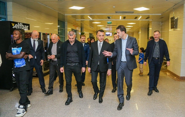 Qurban Qurbanov və futbolçuları Yeni Robotik Reabilitasiya Mərkəzini ziyarət ediblər