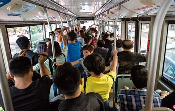 Avtobusda qızın saçlarını qoxlayan 48 yaşlı kişi saxlanıldı