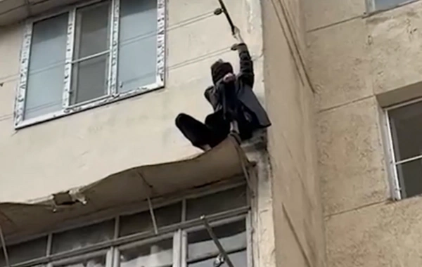 Bakıda eyvanlar arasında köməksiz vəziyyətdə qalan şəxs xilas edildi