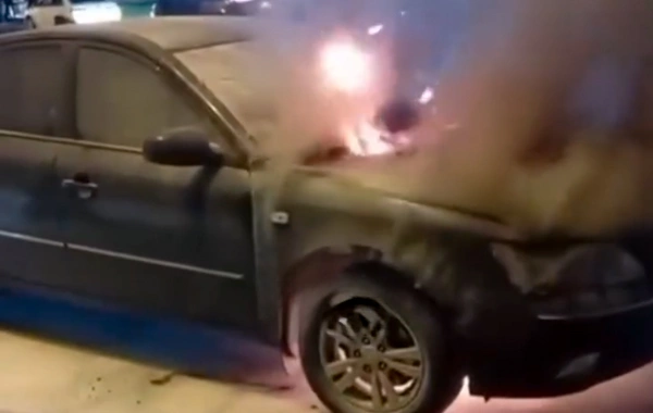 В Баку загорелся автомобиль