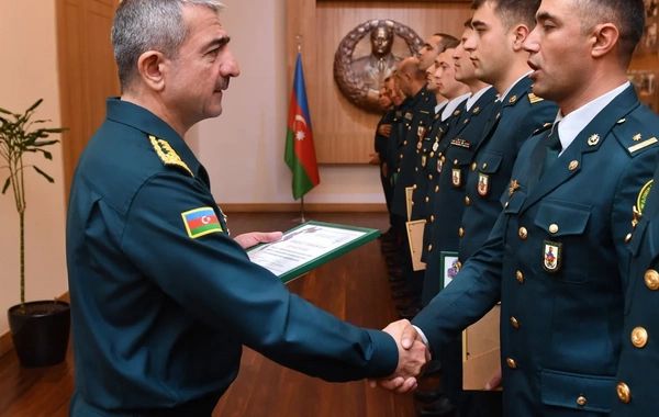 Elçin Quliyev xidməti-döyüş fəaliyyətində fərqlənən hərbi qulluqçuları təltif edib