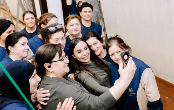 Leyla Əliyeva Şuşa məscidi üçün hazırlanmış dairəvi xalçanın kəsim mərasimində iştirak edib