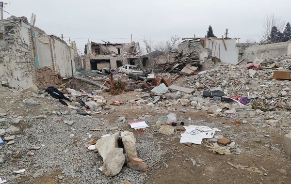 Gəncədəki raket hücumunun dəhşətli izləri: Bir gecənin içində beş şəhidimiz oldu