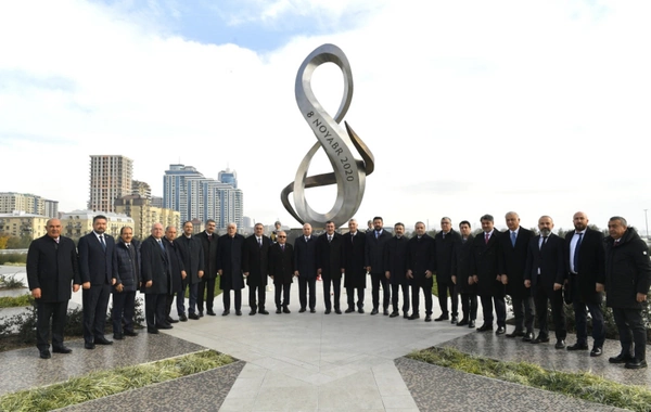 Cevdet Yılmaz Zəfər parkını ziyarət edib