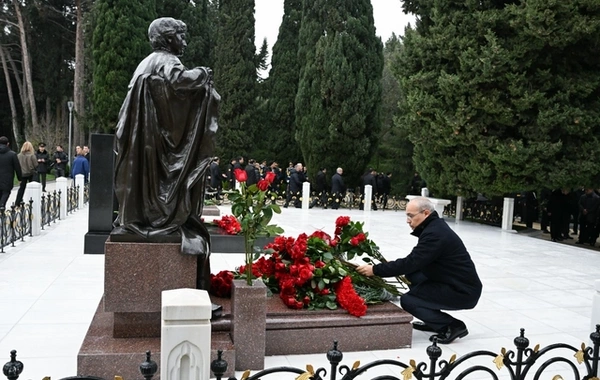 İqtisadiyyat Nazirliyinin əməkdaşları anım günü ilə bağlı Fəxri Xiyabanı ziyarət edib