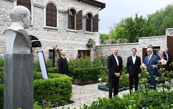 İlham Əliyev və Sərdar Berdiməhəmmədov Şuşada Bülbülün ev-muzeyində olublar