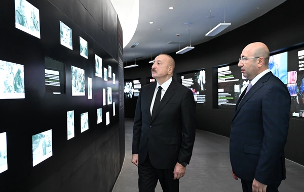 İlham Əliyev Anım Günü ilə əlaqədar Vətən müharibəsi şəhidlərinin xatirəsini bir dəqiqəlik sükutla yad edib