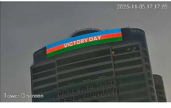 İslamabadda mərkəzi binada Zəfər Günü münasibətilə Azərbaycan bayrağı proyeksiya olunub