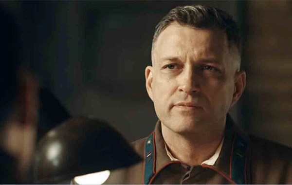 Təyyarədə sərnişinləri söyüb, ətrafı bir-birinə vuran sərxoş aktyor cəzalandırıldı