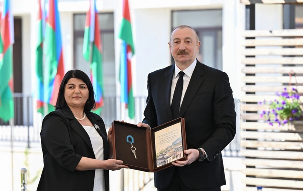 İlham Əliyev Zəngilanda ilk yaşayış kompleksinə köçən ailələrlə görüşüb