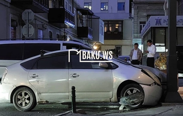 Bakıda QƏZA: İki avtomobil TOQQUŞDU