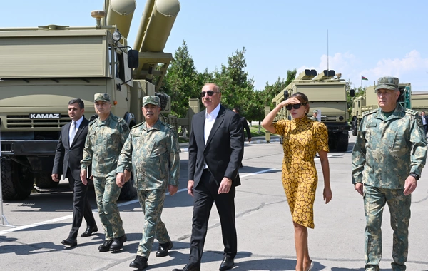 Prezident yeni yaradılan komando hərbi hissələrinə Döyüş bayraqlarının verilməsi mərasimində iştirak edib