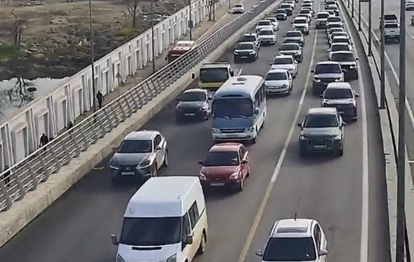 Bakıda 17 istiqamətdə nəqliyyatın sıxlığı yaranıb
