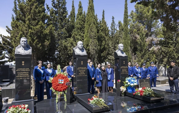 AZAL heyəti Milli Qəhrəman Hökumə Əliyevanın məzarını ziyarət edib