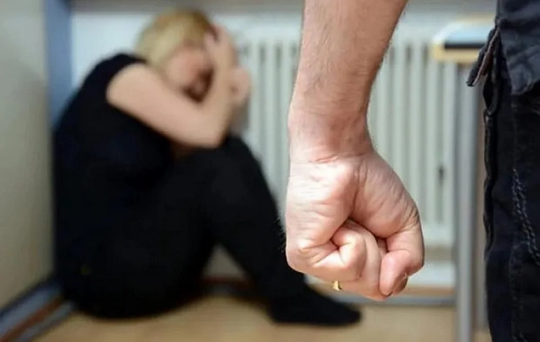 Bakıda qızının evə taksi ilə gəlməsinə əsəbiləşən kişi arvadını döydü