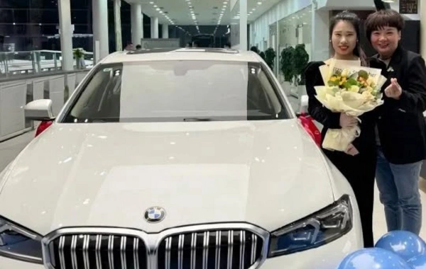 İşçilərinin soyuqda işə gəlməsinə ürəyi dözməyən müdir onlara BMW bağışladı
