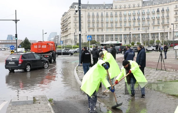 8 noyabr prospektində yağışın yaratdığı fəsadlar aradan qaldırılır