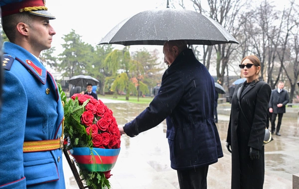 Ильхам Алиев в Белграде посетил памятники общенациональному лидеру Гейдару Алиеву и выдающемуся сербскому писателю Милораду Павичу