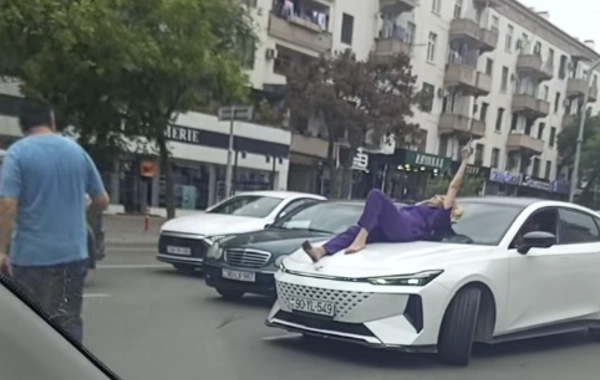 Qadın maşının üstünə uzandı, yolda TIXAC YARANDI