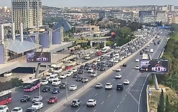 Bakının bir sıra yollarında tıxac yaranıb