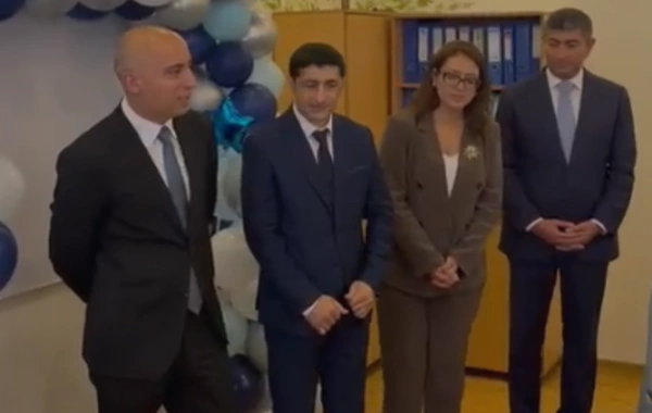 Emin Əmrullayev ilk dərs günündə bəzi məktəblərə baş çəkib