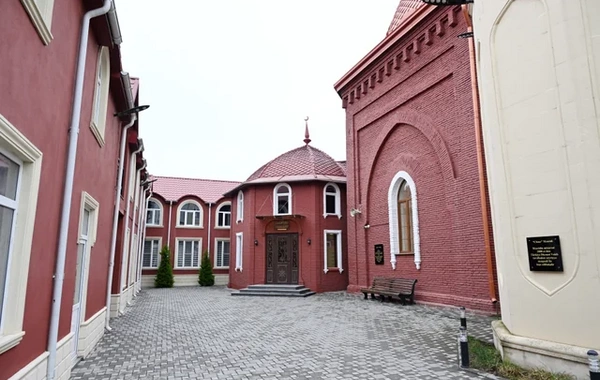 Leyla Əliyeva və Alyona Əliyeva Cümə məscidini ziyarət ediblər