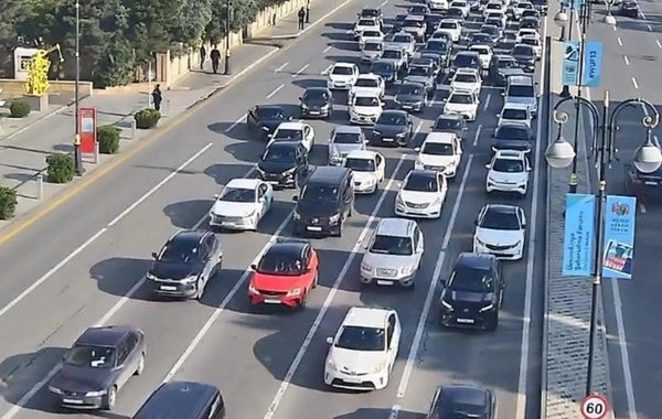 Bakıda 17 istiqamətdə nəqliyyatın sıxlığı yaranıb