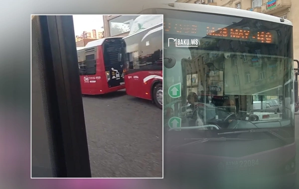 Bakıda avtobus sürücüsü marşrutu qapısı açıq sürdü