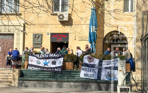 "Qarabağ"la oyun üçün Bakıya gələn ingilis azarkeşlərinin əyləncəsi