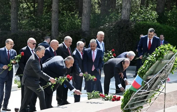 Speaker of the Jordanian House of Representatives visited the Alley of Honorary Burial and Victory Park