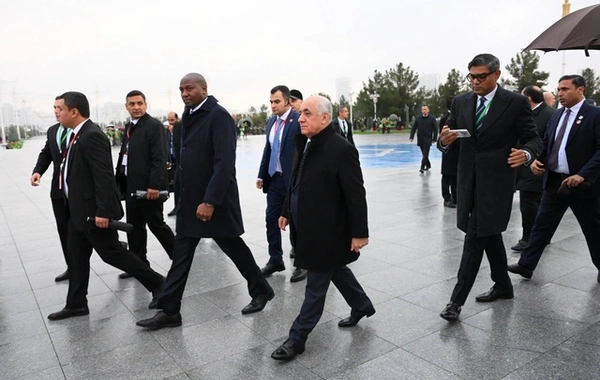 Əli Əsədov Aşqabadda Neytrallıq Abidəsini ziyarət edib