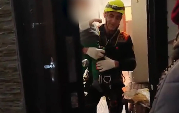 Evdə köməksiz qalan azyaşlı belə xilas edildi - ANBAAN VİDEO