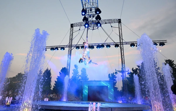 Leyla Əliyeva və Arzu Əliyeva "CandyFest" yay festivalını ziyarət edib və "Sehrli mirvari" su sirki şousunu izləyiblər