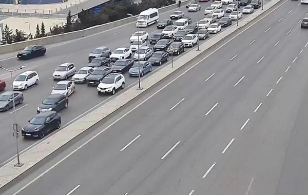 Bakının bir sıra yollarında tıxac yaranıb