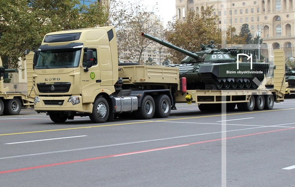 В Баку прошел марш военнослужащих в честь Дня Победы