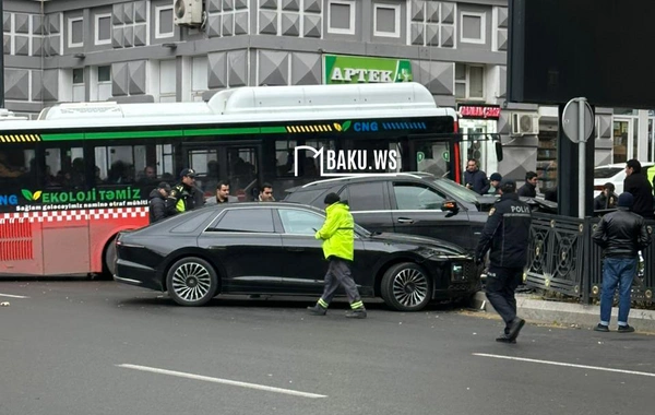 Bakının mərkəzində iki maşın öncə bir-birinə, sonra dəmirlərə çırpıldı