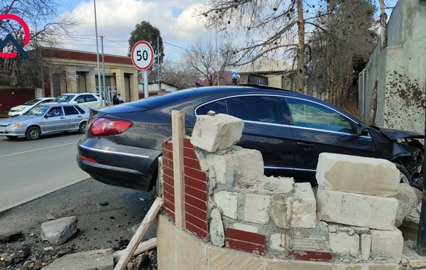 Maşını hasara, daha sonra şüşə sexinə çırpdı