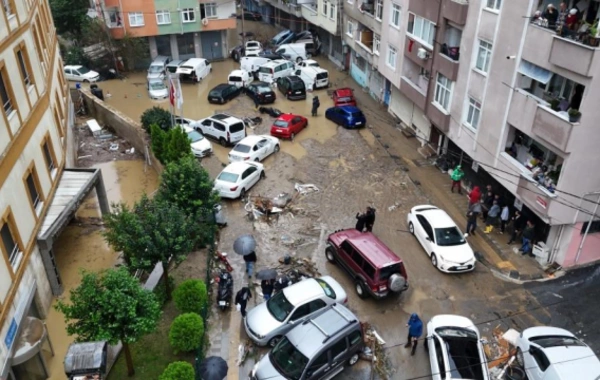 İstanbuldakı leysandan sonra MƏNZƏRƏ - 50-dən çox avtomobil tərsinə çevrildi