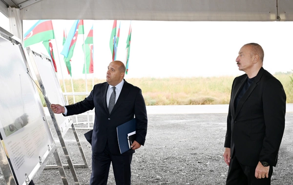 İlham Əliyev Füzuli rayonunun yeni salınacaq Qaraxanbəyli kəndinin təməlini qoyub