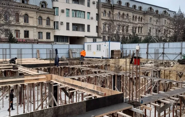 Bir mərtəbə dedilər, üçünü tikdilər - Bakının mərkəzində tikinti özbaşınalığı