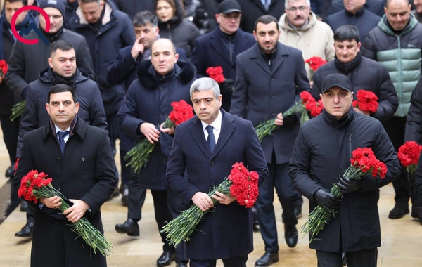 Rəsmilər Şəhidlər xiyabanında