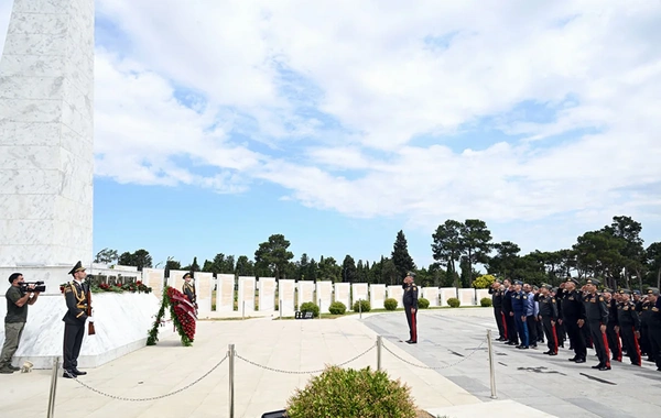 Zakir Həsənov Fəxri Xiyaban, Zəfər parkı və Hərbi Memorial Məzarlığı ziyarət edib