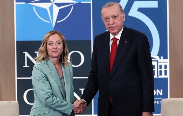 Ərdoğandan Meloniyə: "Siqaret çəkməyinizi tərgitdirməliyəm"